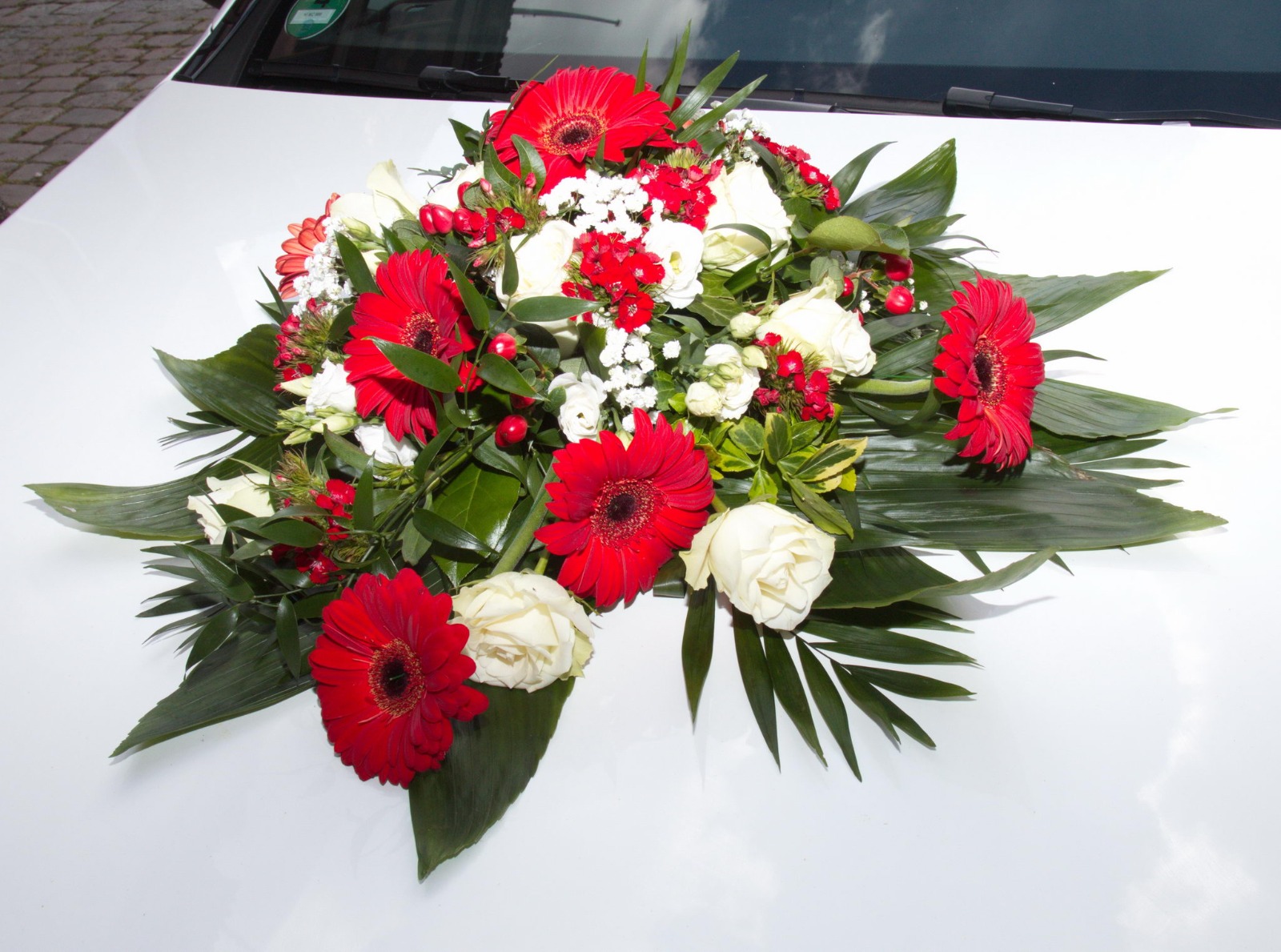 Blumenschmuck auf dem Hochzeitsauto