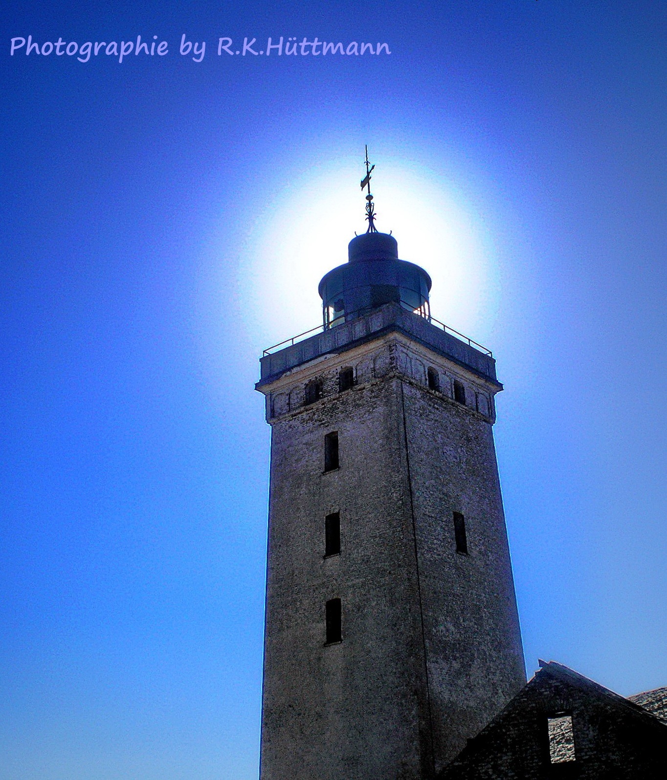 Leuchtturm gegen strahlend blauen Himmel