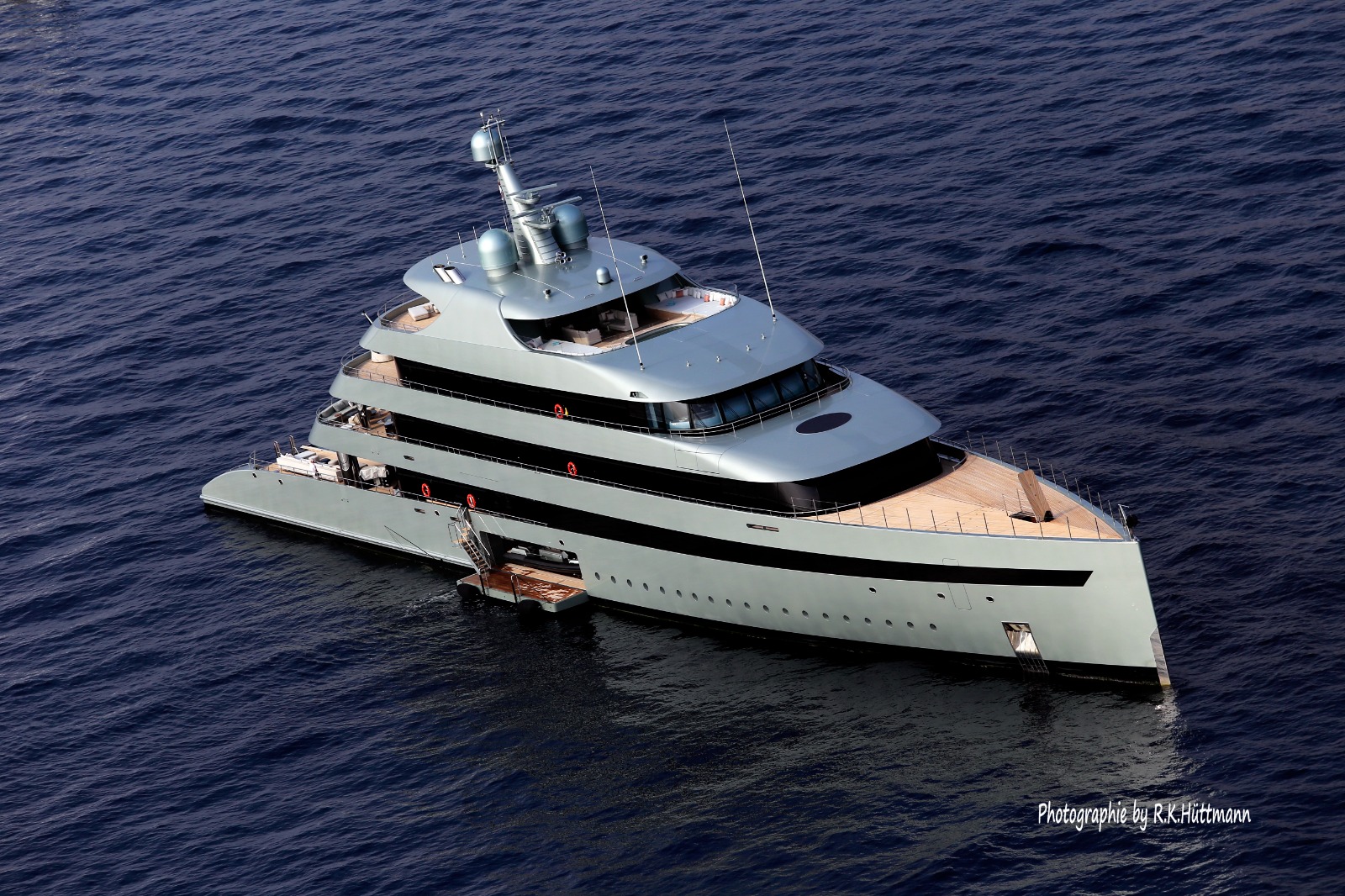 Mega-Yacht auf See von oben
