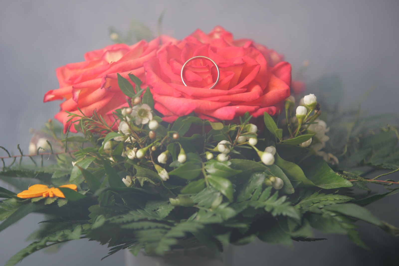 Ehering zwischen roten Rosen